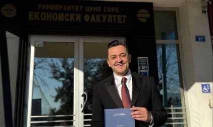 Finansije u minusu, sujeta u plusu: Novica Vuković se pohvalio diplomom